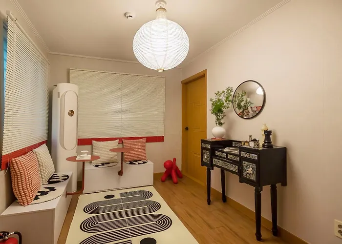 101stayㅣfamily-friendlyㅣstn 1minㅣ2br 3bedsㅣprivate Houseㅣ6 Guestsㅣprivate Yard #ddp #경복궁 #남산 #명동 #홍대 #성수 *