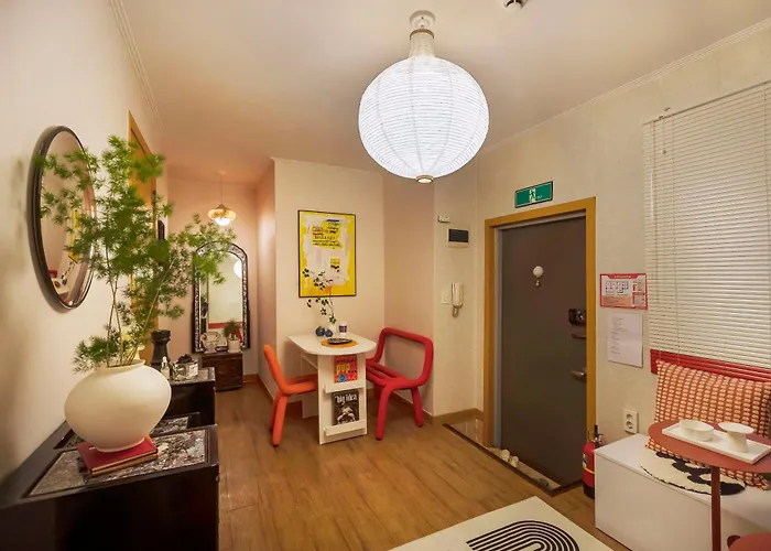 Appartamento 101stayㅣfamily-friendlyㅣstn 1minㅣ2br 3bedsㅣprivate Houseㅣ6 Guestsㅣprivate Yard #ddp #경복궁 #남산 #명동 #홍대 #성수